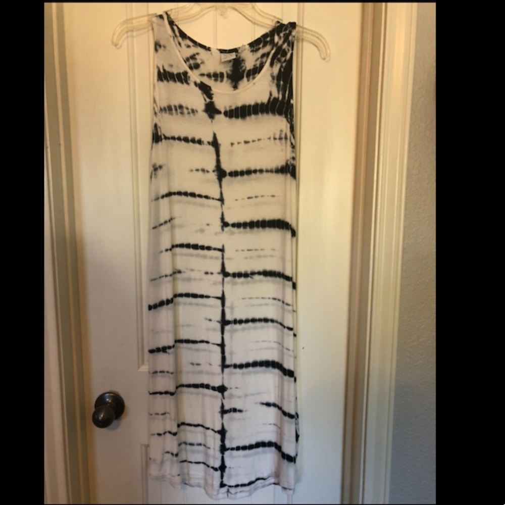 White and navy sleeveless dress